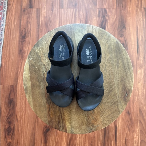 Women’s Black Skechers Slip-ins - Picture 2 of 3